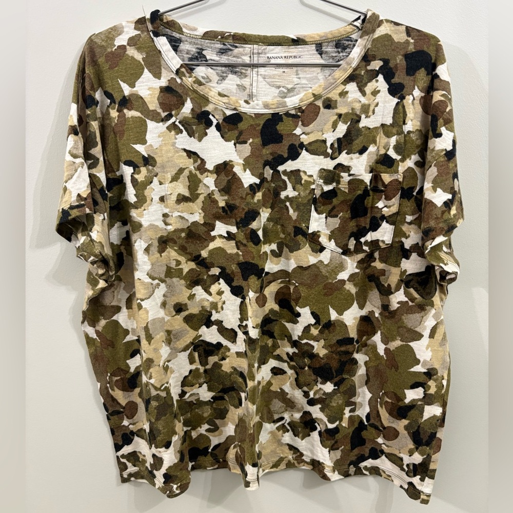 Banana Republic Olive & Brown Camo Short Sleeve Tee